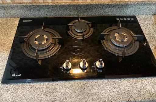 Teknisi Easy Service Surabaya memperbaiki kompor tanam